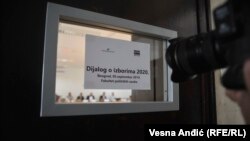 Kao i na prethodnim okruglim stolovima, i ovog puta debata je moderirana po "Chatham House" pravilu, odnosno nije dozvoljeno citirati učesnike sastanka