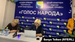 Гражданская активистка Санавар Закирова (справа) в открытом в ее квартире пресс-центре. Нур-Султан, 20 января 2020 года.