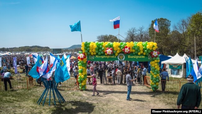 Празднование организованного российскими властями Хыдырлеза в Бахчисарае