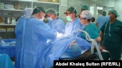 أطباء إيطاليون يجرون عملية جراحية في مستشفى بدهوك 