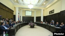 Armenia - Prime Minister Karen Karapetian holds a cabinet meeting in Yerevan, 22Sep2016.