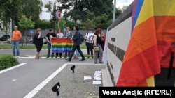 LGBT aktivisti ispred ambasade SAD u Beogradu, 14. juna 2016. 