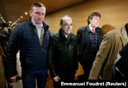 کاردینال فیلیپه باربارن (نفر وسط) در آخرین جلسه دادگاه خود در شهر لیون فرانسه