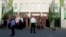 Türkmenistandaky mekdepleriň biriniň daşynda duran bilim işgärleri we ene-atalar (Illýustrasiýa suraty)