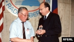 Azamat Altay, former Kyrgyz Service Director (left) at Radio Liberty’s 50th Anniversary | Prague, June 5, 2003