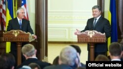 پترو پروشنکو رئیس جمهوری اوکراین (راست) با رکس تیلرسن وزیر خارجه ایالات متحدۀ امریکا در جریان یک کنفرانس خبری در کیف.