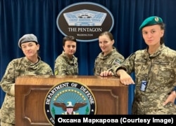 Ярина Чорногуз (крайня праворуч) у Пентагоні. Вашингтон, США, вересень 2022 року