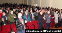 Владимир Константинов (в первом ряду второй справа) на собрании избирателей в Нижнегорском районе. 7 февраля 2018 года