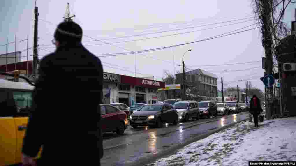 Раптовий сніг у кримській столиці спровокував затори на дорогах