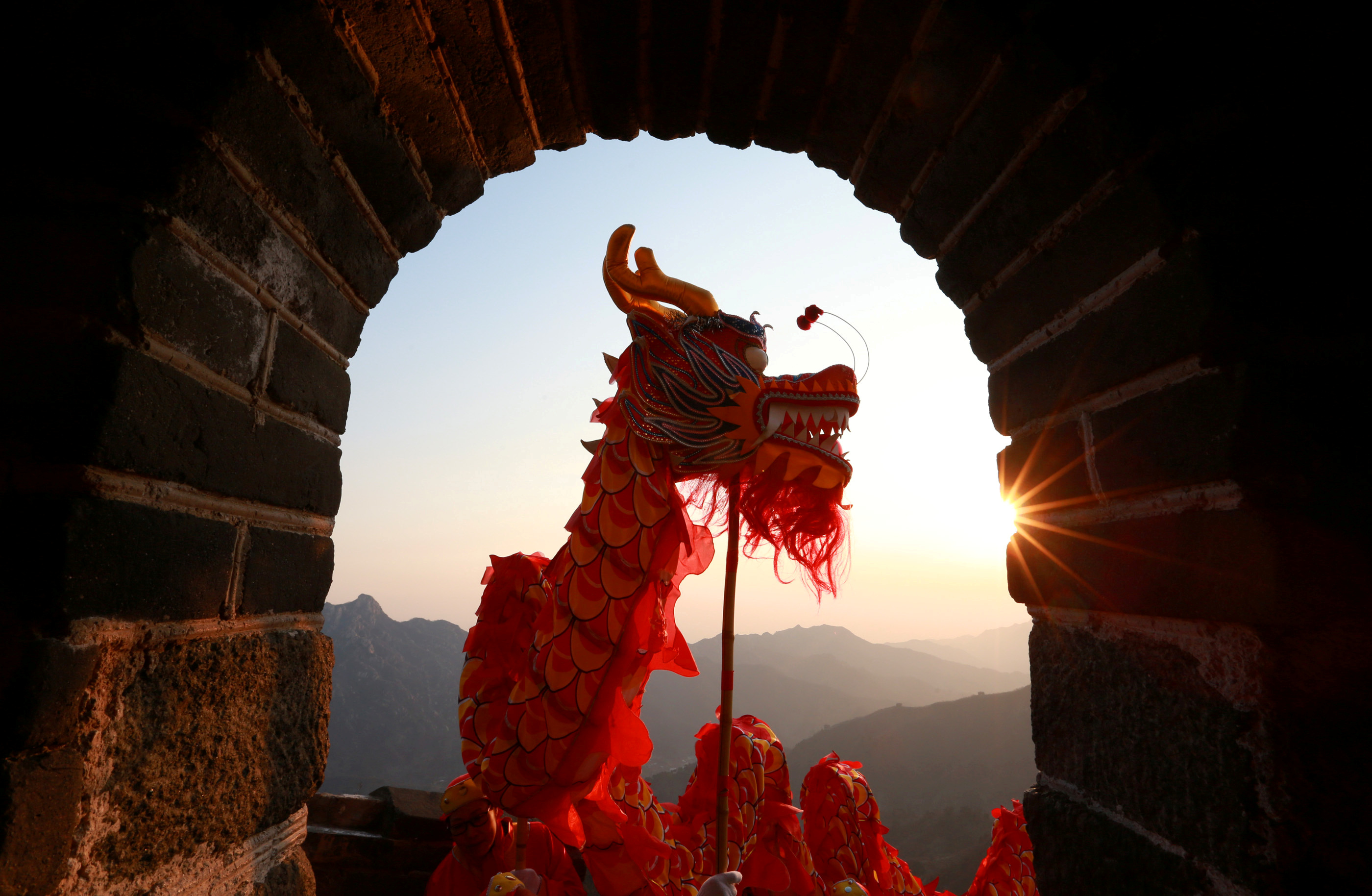 Легенды великой стены. Великая китайская стена Легенда о драконе. Китайский дракон китайская стена. Легенды о китайской стене. Мифы о китайской стене.