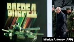 Владимир Путин в сопровождении Сергея Шойгу на военных учениях на Дальнем Востоке