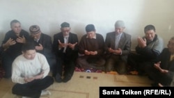 Чтение молитвы в память об убитом лидере оппозиции Алтынбеке Сарсенбаеве. Атырау, 11 февраля 2016 года.