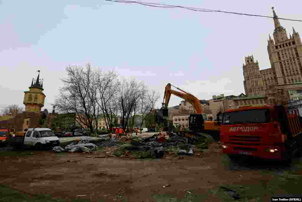 Возле станции &quot;Краснопресненская&quot; под снос попали два торговых павильона, от одного уже практически ничего не осталось.