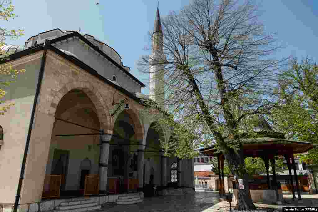 Dvorište (harem) Begove džamije, Sarajevo, 23. april, 2020.&nbsp;