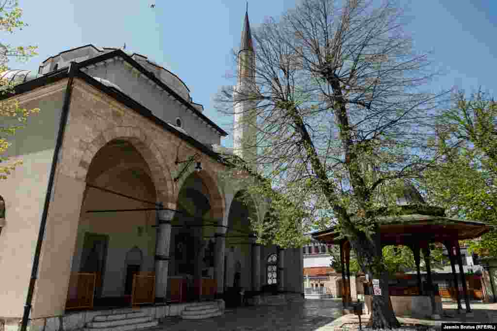 Dvorište (harem) Begove džamije, Sarajevo, 23. april, 2020. 