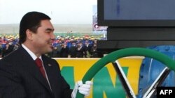 Президент Туркменистана Г.Бердымухамедов на церемонии окрытия новой ветки газопровода в Иран, газовое месторождение Довлетабад, 6 января, 2010.