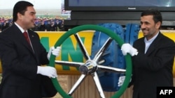 محمود احمدی نژاد (راست) رییس جمهوری ایران همراه با همتای ترکمنستانی خود، قربانعلی بردی محمداف در مراسم افتتاح یک خط لوله جدید گاز (سال ۲۰۱۰).