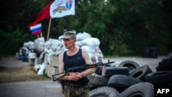 Баррикада қасында тұрған рсейшіл қарулы сепаратист. Славянск, 14 мамыр 2014 жыл.
