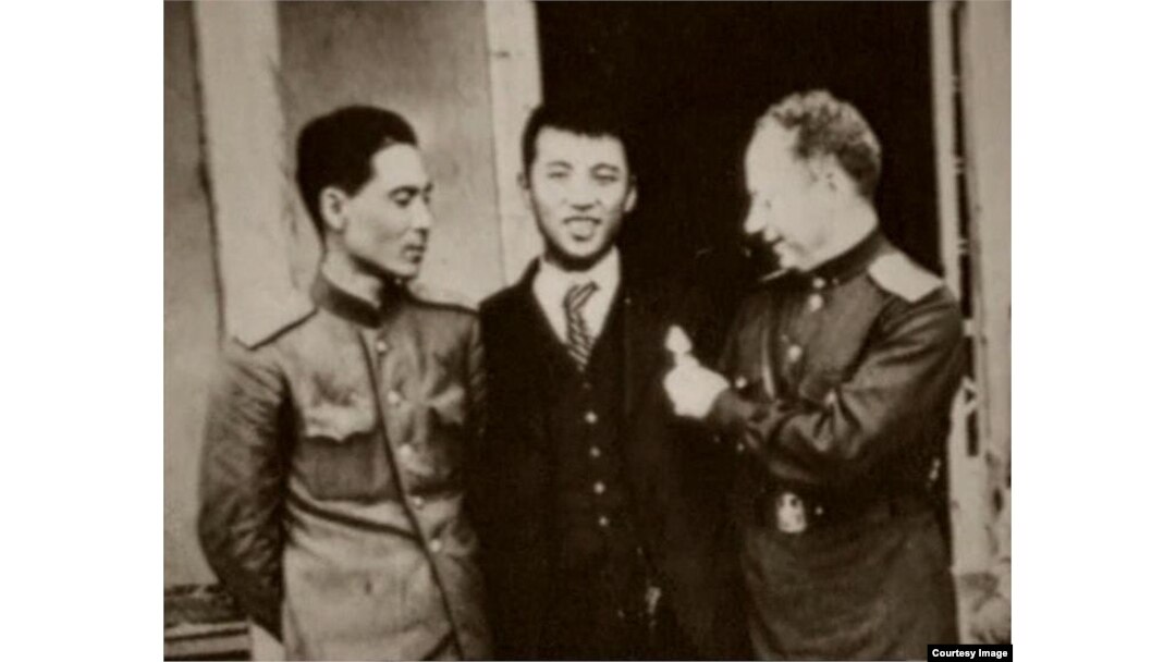 Ким Ир Сен (в центре) и Григорий Меклер (справа), "нарисовавший" корейскому вождю парадную биографию