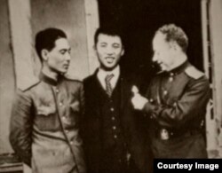 Ким Ир Сен (в центре) и Григорий Меклер (справа), "нарисовавший" корейскому вождю парадную биографию