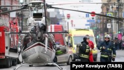У станции метро, в которой произошло нападение смертника. Петербург, 3 апреля 2017 года.