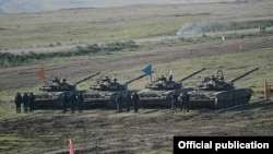 Війська карабахських сепаратистів під час навчань біля лінії контакту з рештою Азербайджану, листопад 2014 року