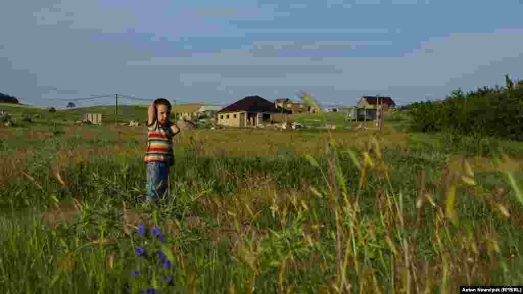 Дитина грає на вулиці в селі Строганівка Сімферопольського району