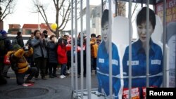 Инсталляция с изображением президента Пак Кын Хе за решёткой, Сеул, 10 декабря 2016