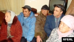«Мақатавтокөлікбазасы» мекемесінің аштық жариялаған жұмысшылары. Атырау облысы, Мақат ауданы, 21 ақпан 2010 жыл.