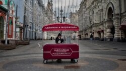 Женщина в защитной маске, продающая мороженое. Москва, 4 июня 2020 года.