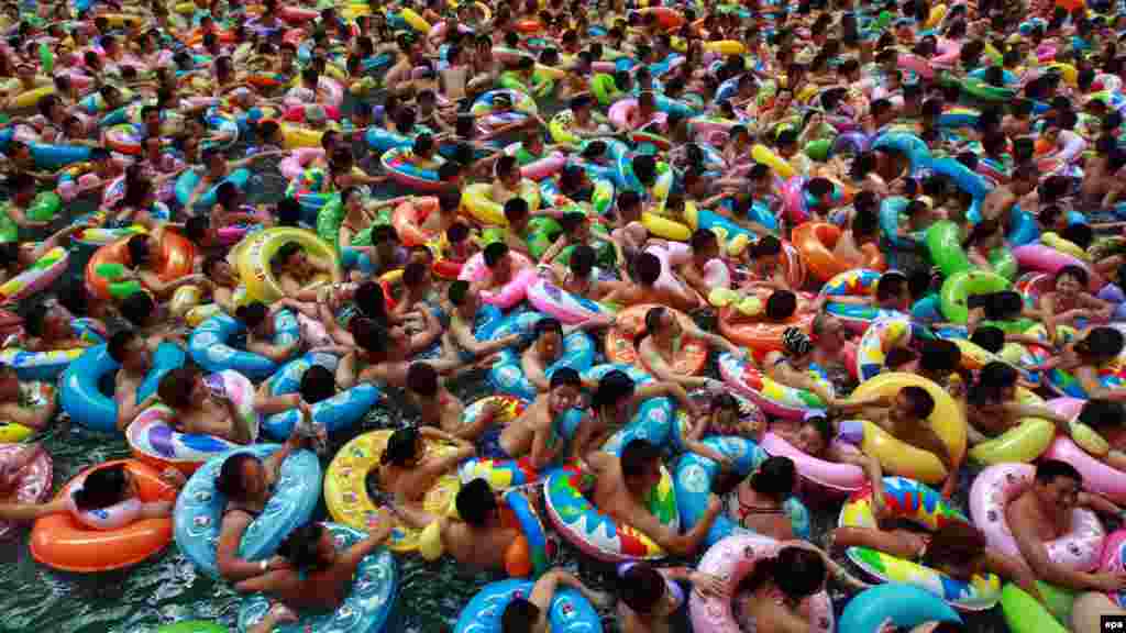 Crowds of swimmers pack a salty swimming pool dubbed China's Dead Sea in southwest Sichuan Province on August 19. (EPA/Zhong Min)