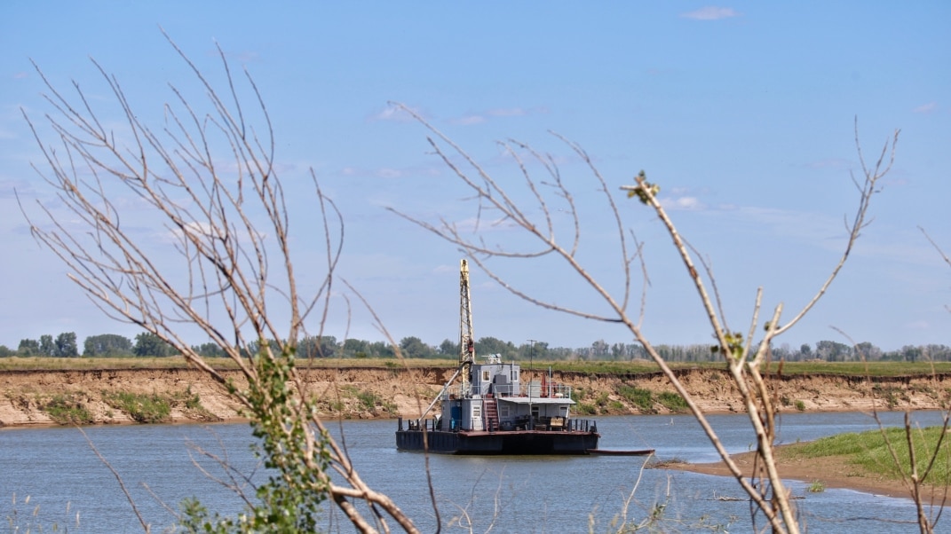 Шұлық киген қызметшінің порно видеосы