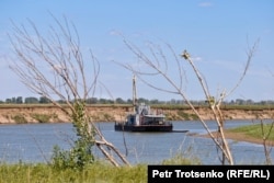 Дноочистительный кран на реке Урал. Село Большой Чаган, Западно-Казахстанская область. 5 июля 2019 года.