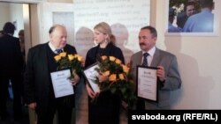 Станіслаў Шушкевіч, Натальля Пінчук і Генадзь Фядыніч падчас цырымоніі ўзнагароджаньня прэміяй "Хартыі'97"