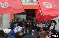 Акция в поддержку крымскотатарского телеканала ATR, которому не выдали российскую лицензию на продолжения вещания. Симферополь, 31 марта 2015 года