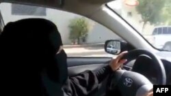 Відеокадр 2013 року, як стверджують, зафіксував спробу жінки всупереч забороні керувати автом в Ер-Ріяді