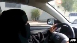 Saudijska aktivistkinja u Manal al Sharif u vožnji Rijadom 26. oktobra 2013. Snimak sa YozTube-a