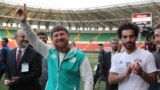Звезда Египетской национальной сборной Мохаммед Салах (справа) и Рамзан Кадыров на стадионе в Грозном