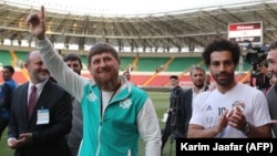 Звезда Египетской национальной сборной Мохаммед Салах (справа) и Рамзан Кадыров на стадионе в Грозном