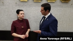 Екатерина Муранова вместе и адвокат Роберт Осян в суде в Карелии 