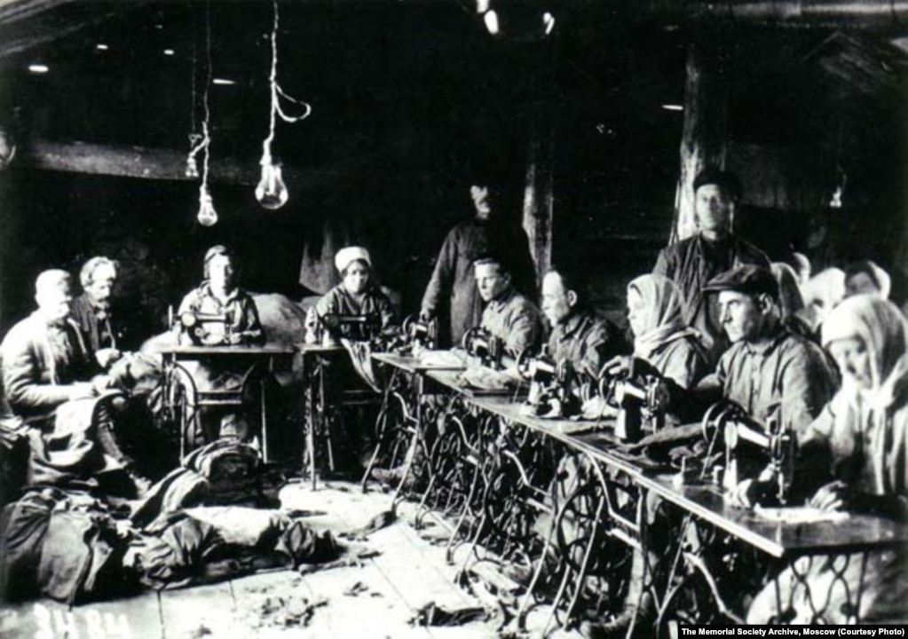 Узники одного из лагерей в швейном цеху. 1932 год. 