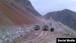 Дорога Душанбе-Куляб-Хорог. Фото со страницы пресс-секретаря КЧС Умеды Юсуповой в Фейсбуке