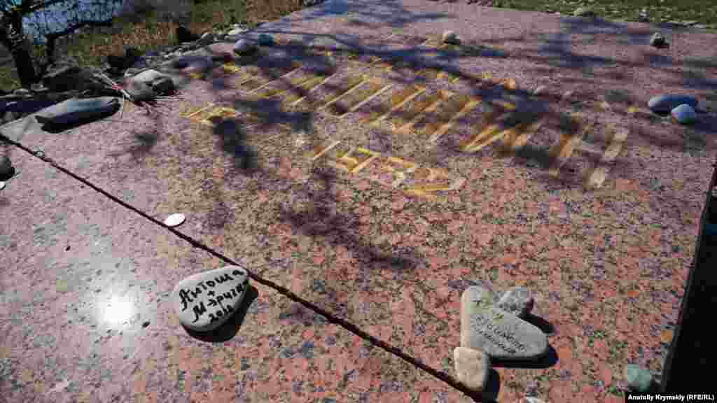 На могильную плиту Волошина туристы приносят монеты и камни с моря с личными пожеланиями. Это уже стало традицией