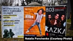Solda Varşavada müellifleri belli olmağan #LiberateCrimea heştegli plakatlar