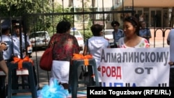 Стол - «подарок» от оппозиционной партии "Алга". Алматы, 19 августа, 2009 года. 