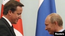 Рускиот претседател Владимир Путин и британскиот премиер Дејвид Камерон.