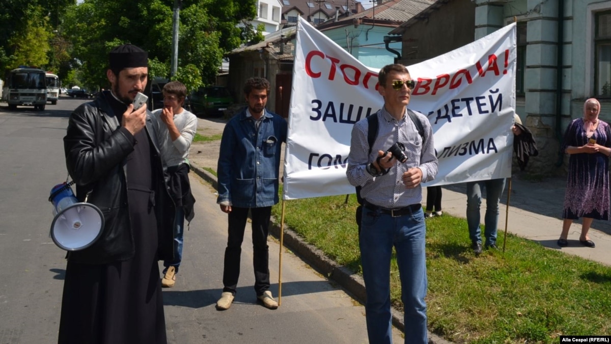 Outrage After Moldovan Priest Drives With Dog Chained To Bumper