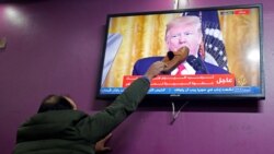 Scena u kafiću u Hebronu, gradu na Zapadnoj obali kojeg su okupirali Izraelci: Na TV-u, Trump predstavlja mirovni plan.