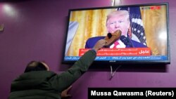 Scena u kafiću u Hebronu, gradu na Zapadnoj obali kojeg su okupirali Izraelci: Na TV-u, Trump predstavlja mirovni plan.