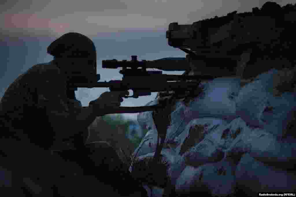 Снайпер спостерігає за лінією фронту, на предмет активності бойовиків&nbsp;